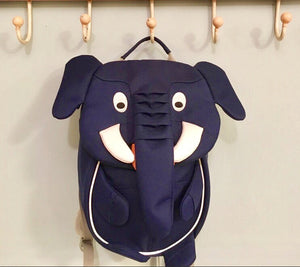 Parte della linea Small Water Friends del marchio tedesco Affenzhan, questo bellissimo zainetto per l’asilo farà impazzire qualunque bambino e piacerà anche agli adulti perché eco-friendly e ricco di dettagli tecnici di alta qualità! Piccolo ma capiente (4 litri di capacità), non è solamente un semplice zainetto, ma anche un fantastico compagno di giochi, un amico di mille avventure e un giocattolo 3D che stimolerà la fantasia, aiuterà la manualità e incoraggerà i bambini ad inventare infinite storie!