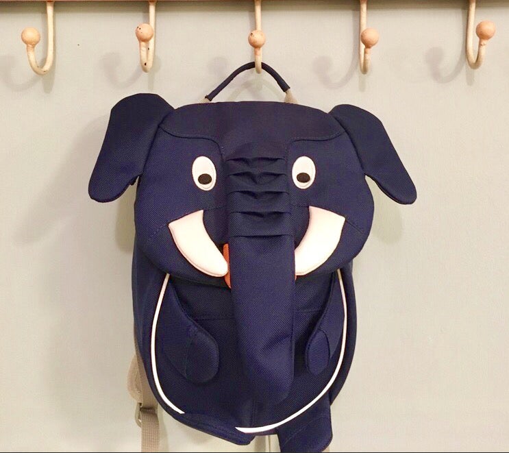 Parte della linea Small Water Friends del marchio tedesco Affenzhan, questo bellissimo zainetto per l’asilo farà impazzire qualunque bambino e piacerà anche agli adulti perché eco-friendly e ricco di dettagli tecnici di alta qualità! Piccolo ma capiente (4 litri di capacità), non è solamente un semplice zainetto, ma anche un fantastico compagno di giochi, un amico di mille avventure e un giocattolo 3D che stimolerà la fantasia, aiuterà la manualità e incoraggerà i bambini ad inventare infinite storie!