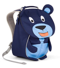 Carica l&#39;immagine nel visualizzatore di Gallery, Parte della linea Small Water Friends del marchio tedesco Affenzhan, questo bellissimo zainetto per l’asilo farà impazzire qualunque bambino e piacerà anche agli adulti perché eco-friendly e ricco di dettagli tecnici di alta qualità! Piccolo ma capiente (4 litri di capacità), non è solamente un semplice zainetto, ma anche un fantastico compagno di giochi, un amico di mille avventure e un giocattolo 3D che stimolerà la fantasia, aiuterà la manualità e incoraggerà i bambini ad inventare infinite storie!
